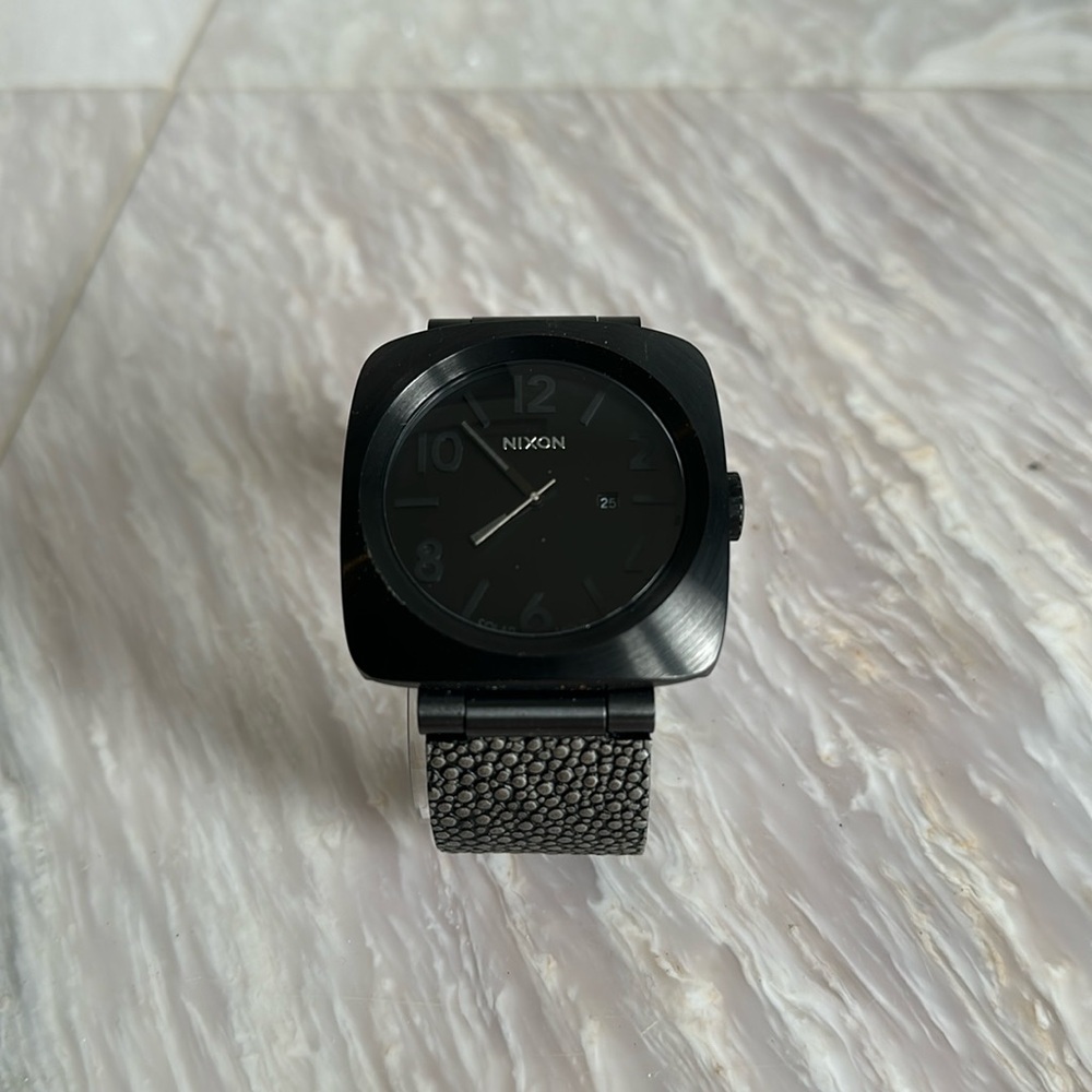 Nixon Watch “The Volta” with black face and grey pebble leather band